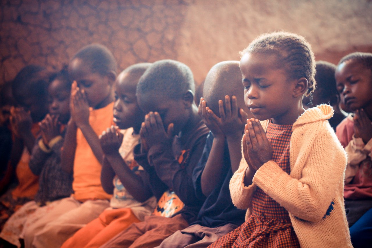 africa_g12_mission_child_pray